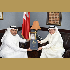 بمناسبة حصوله على درجة الماجستير المستشار نواف حمزة يستقبل المستشار محمد عبدالرحمن القائم بأعمال مدير ادارة التشريع والجريدة الرسمية